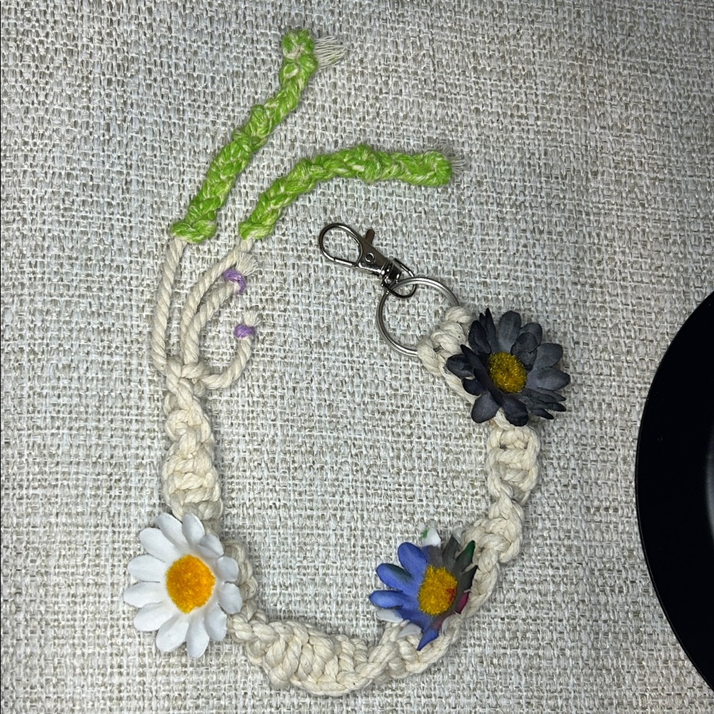 Handmade Macrame Daisy Key Chain - Picture 2 of 8